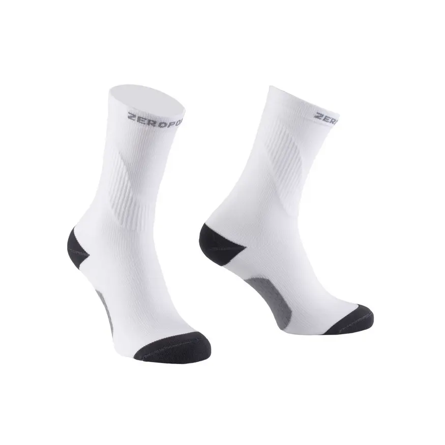 бели компресиращи чорапи с черни връьчета